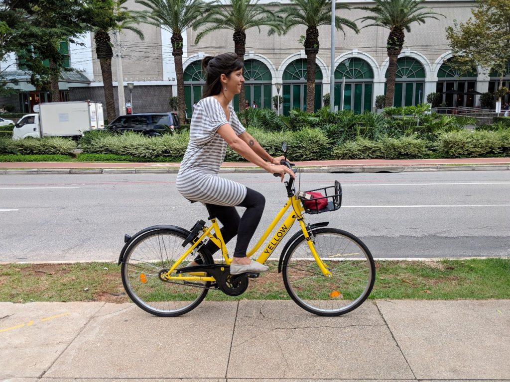 Alugar Bicicletas em São Paulo mulher andando de bicicleta alugada em São Paulo